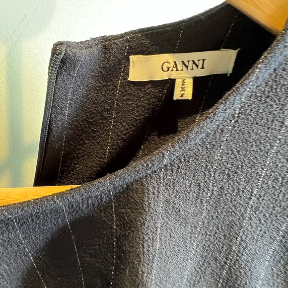 Ganni navy blue pinstripe blouse. Slightly ruffled sleeves. - Picture 2 of 3